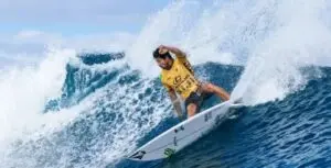 야고 도라(Yago Dora)와 필리페 톨레도(Filipe Toledo)가 벨스 비치(Bells Beach)에서 거센 파도 속에서 다시 돌아온 대회에서 빛을 발합니다.