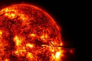 M5.7クラスの太陽フレアが地球に向けて粒子を発射