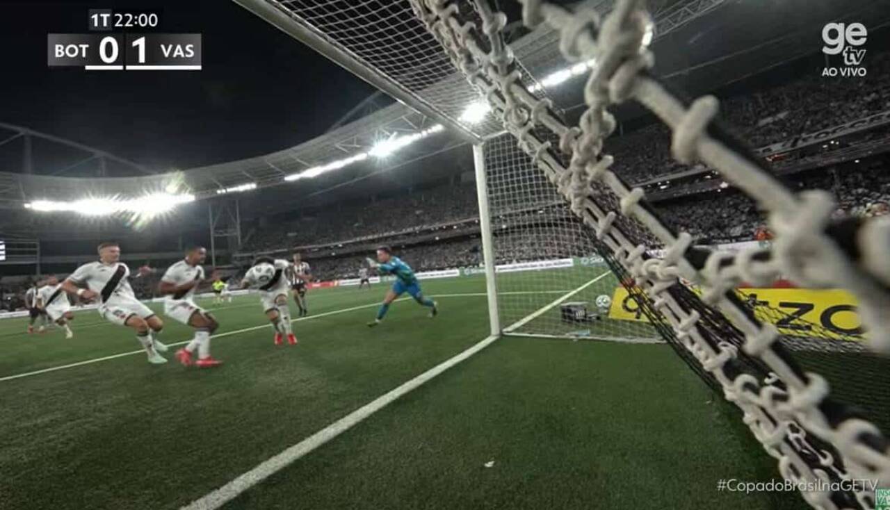 No rebote! Vasco surpreende Botafogo com gol de cabeça de Nuno Moreira no Engenhão e vira agregado na Copa do Brasil