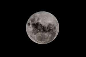 Calendário lunar junho 2026 inicia com Lua Cheia no dia 1 e próxima minguante em 8