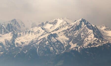 montanha com neve