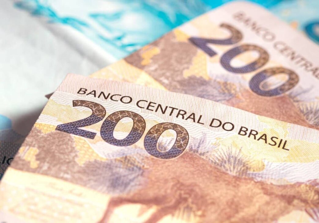 nota de 200, nota de 100, dinheiro, salário mínimo