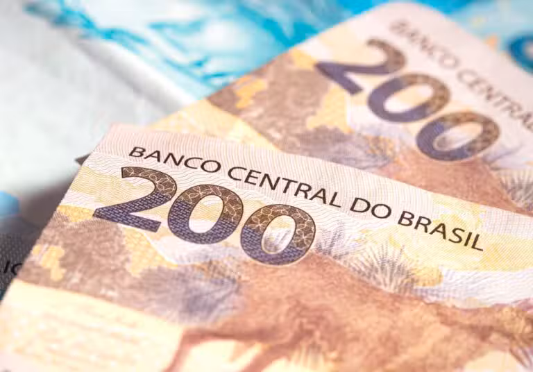 nota de 200, nota de 100, dinheiro, salário mínimo
