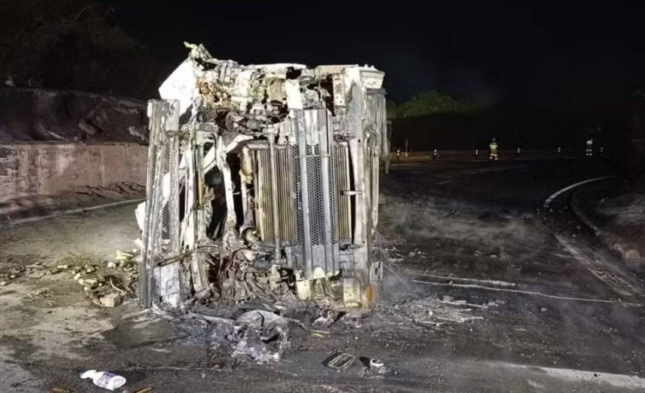 Acidente na Serra das Araras interdita rodovia BR-116 e fere caminhoneiro em estado grave no Rio de Janeiro