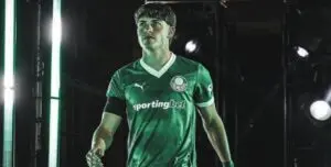 Palmeiras planeja venda de Agustín Giay por R$ 127 milhões e busca lateral para reposição no mercado