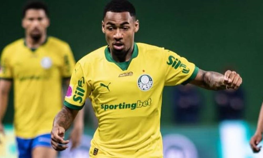 Allan recebe cartão vermelho aos 42 minutos após revisão do VAR no jogo entre Palmeiras x Chapecoense pelo Brasileirão