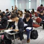 Alunos em sala de aula, prova, vestibular