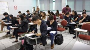 Alunos em sala de aula, prova, vestibular