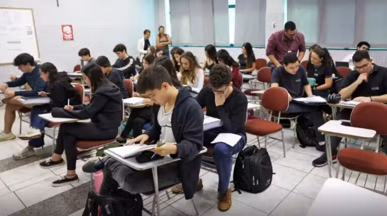 Alunos em sala de aula, prova, vestibular