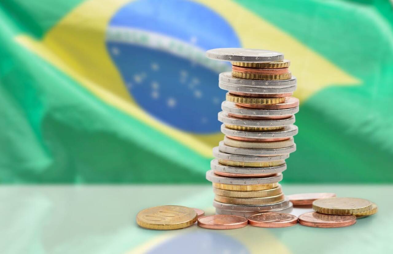 Economia brasileira equilibra desemprego baixo e dívida alta: dicas para proteger investimentos
