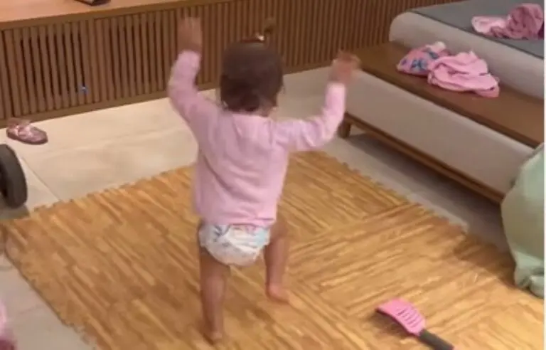 Bebê do DF dançando hino do Flamengo