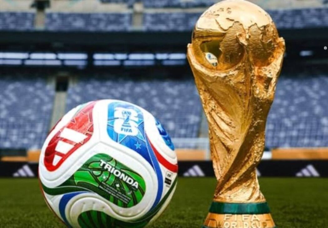 Bola e Taça da Copa do Mundo