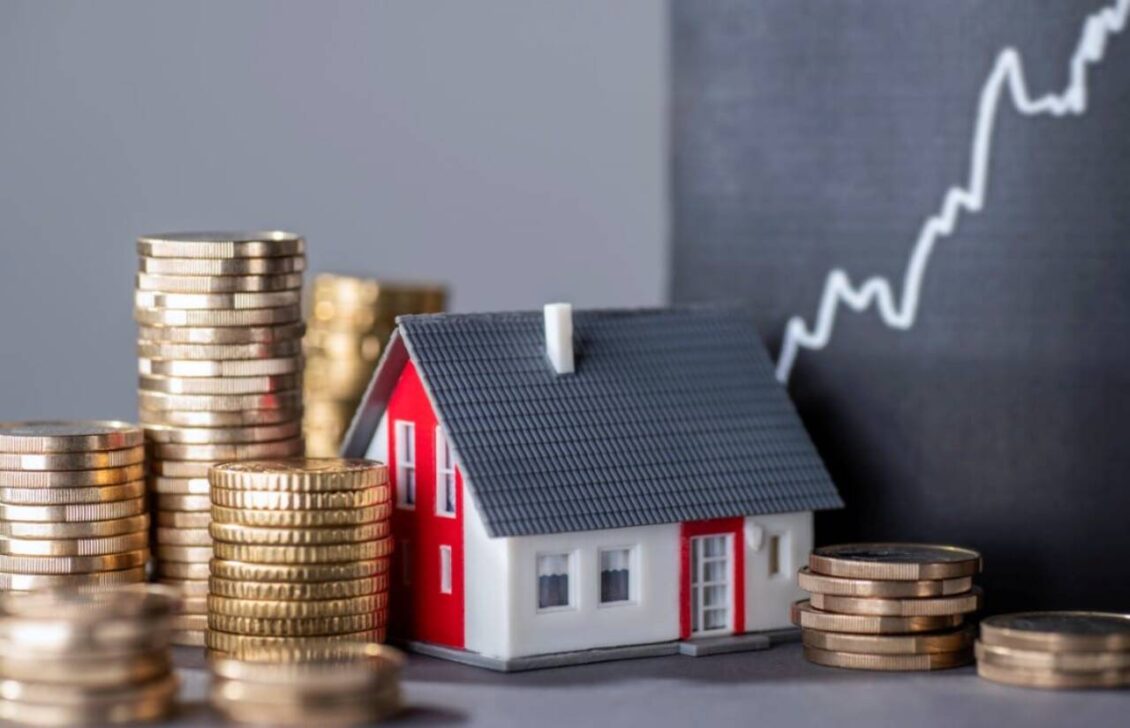 Casa, moedas, conceito de Financiamento habitacional