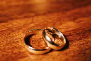 UK: Igreja no País de Gales formaliza bênçãos a casamentos homoafetivos após aprovação