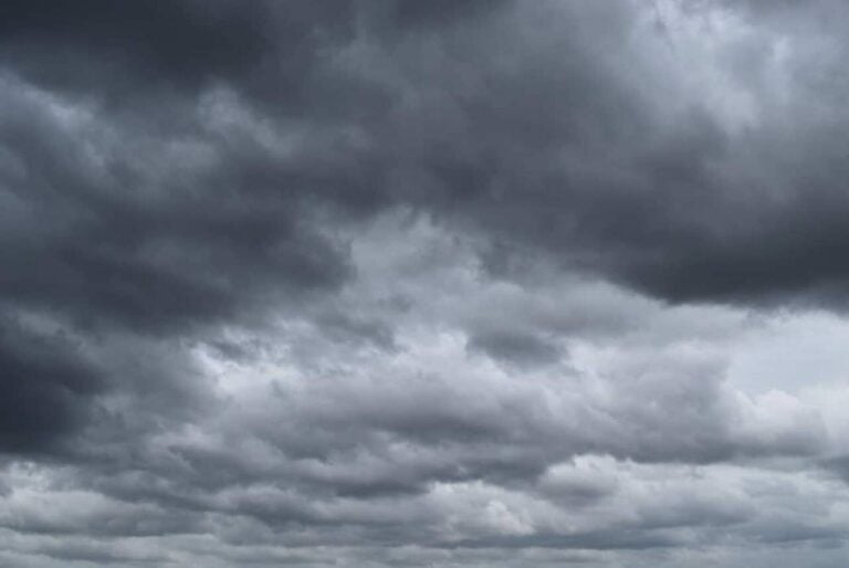 Céu nublado, nuvens carregadas