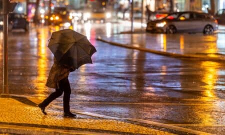 Chuva, cidade, mulher com guarda-chuva