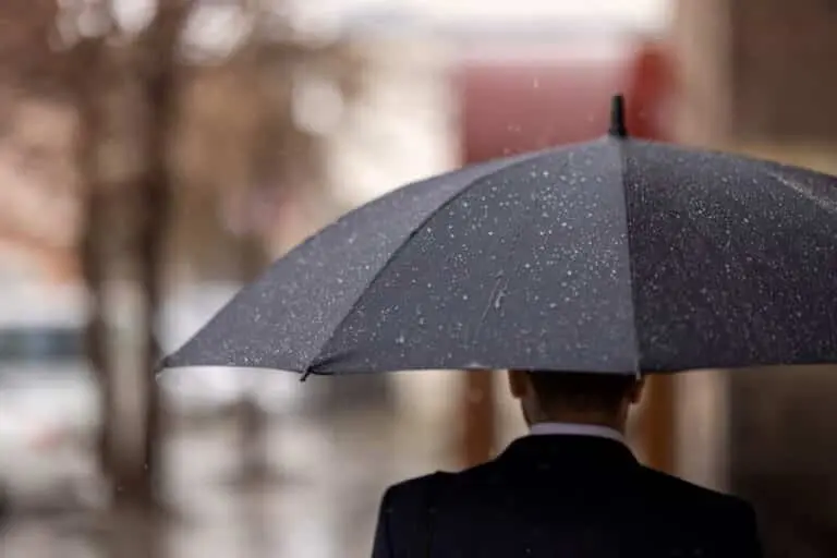 Chuva, homem com guarda-chuva