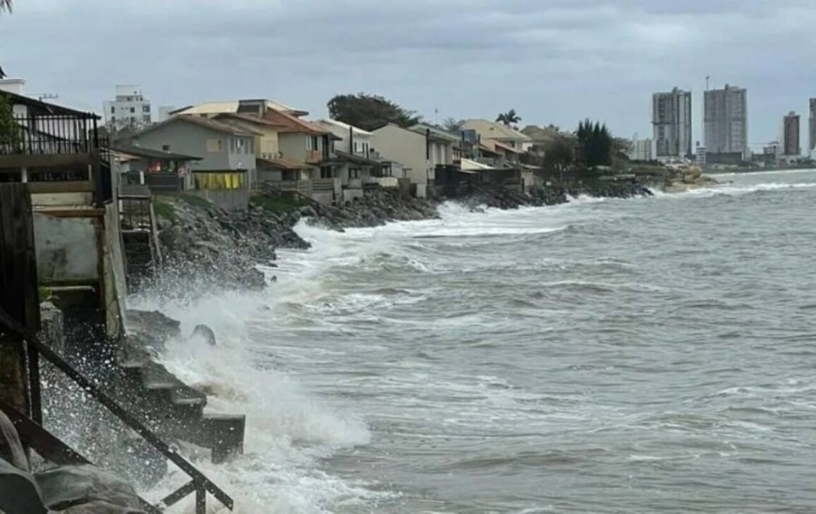 Cidade de Santa Catarina decretou emergência após avanço do mar