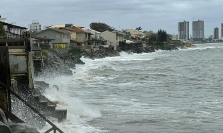 Cidade de Santa Catarina decretou emergência após avanço do mar