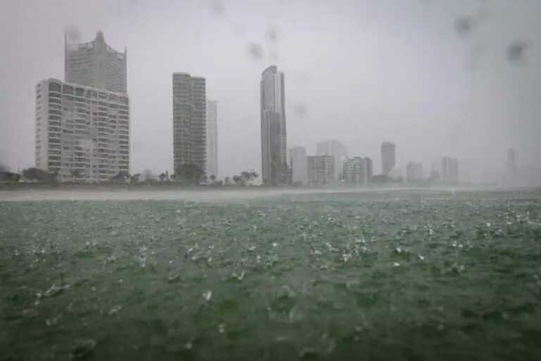 Cidade, tempo chuvoso, chuva