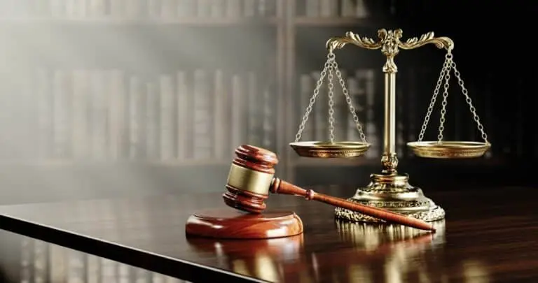 Conceito jurídico, escalas de justiça e martelo do juiz