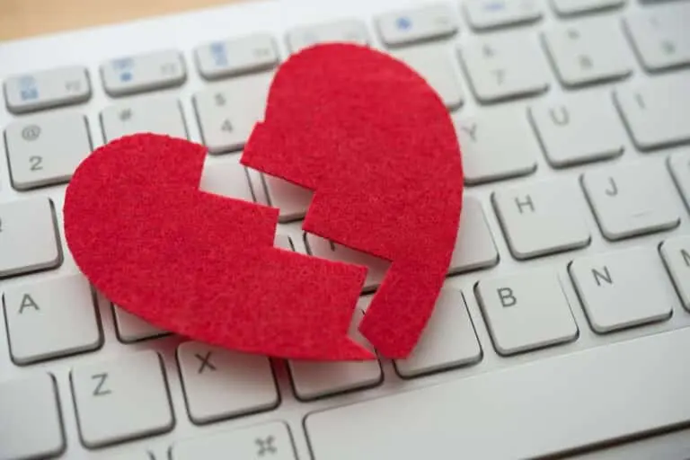 Coração partido, golpe do amor na internet