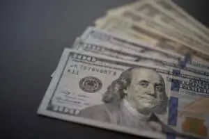 Dólar recua para R$ 5,18 e Ibovespa registra alta após dados de inflação e PIB no Brasil e Estados Unidos