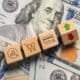 Dólar ícones em cubos de madeira