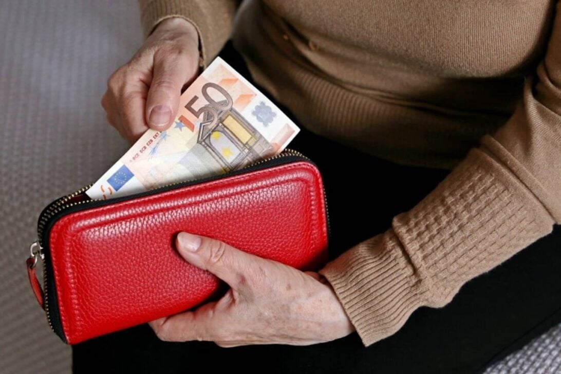 Euro, conceito de pagamento de pensão, poupança na aposentadoria, pensionista com dinheiro