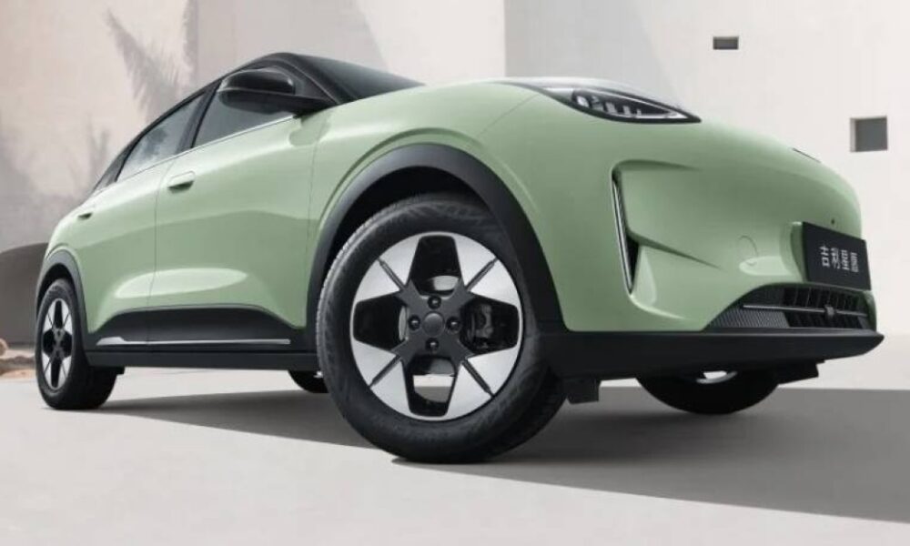 Hatch elektrik Geely menggantikan gergasi sektor dan mencapai setengah juta unit yang dihantar