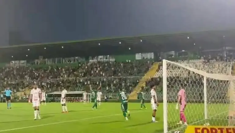 Golaço de Cristiano contra