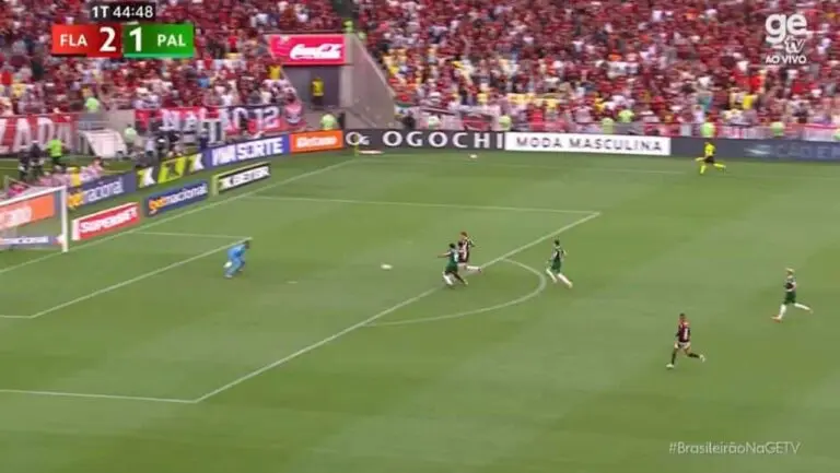 Flamengo amplia com golaço de Pedro e lidera Palmeiras por 3 a 1 no clássico do Brasileirão