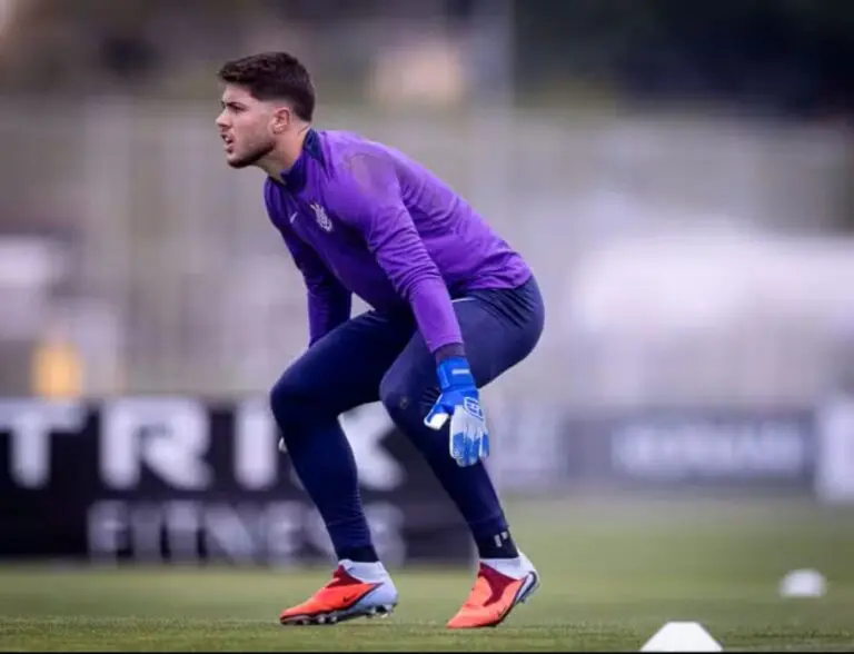 Goleiro Felipe Longo