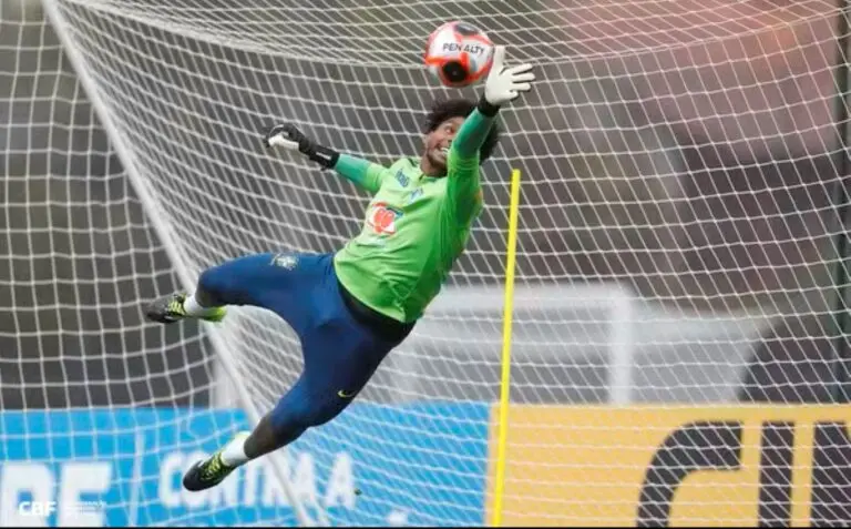 Goleiro Hugo Souza