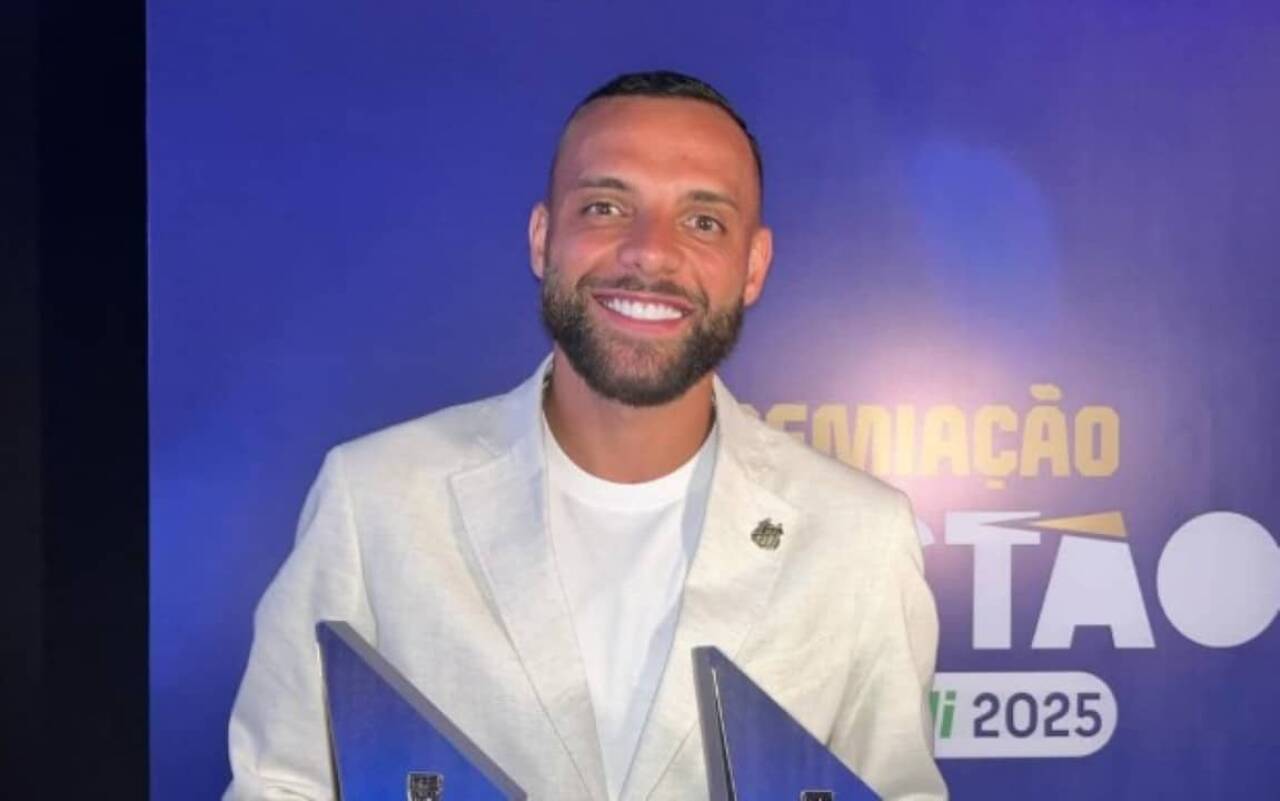 Atacante Guilherme, titular de Vojvoda, avalia propostas para deixar Santos em 2026