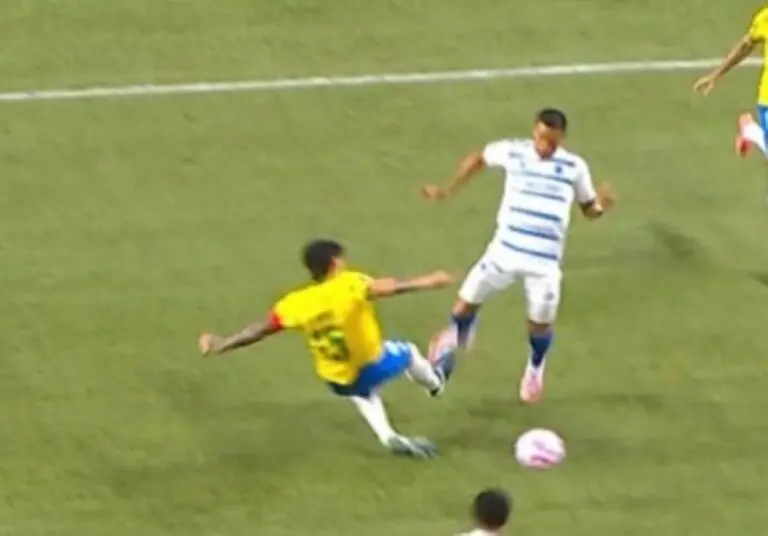 Gustavo Gómez cartao amarelo