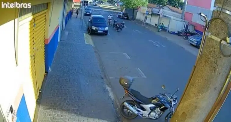 Homem invade contramão