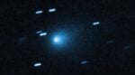 Imagem através do Telescópio Espacial Hubble do cometa interestelar 3IATLAS, mostrando sua cabeleira e uma cauda crescente
