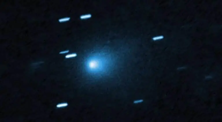 Imagem através do Telescópio Espacial Hubble do cometa interestelar 3IATLAS, mostrando sua cabeleira e uma cauda crescente