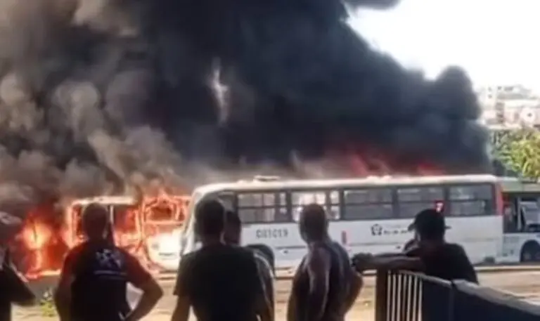 Três incêndios simultâneos afetam Pavuna, Copacabana e Belford Roxo no Rio de Janeiro