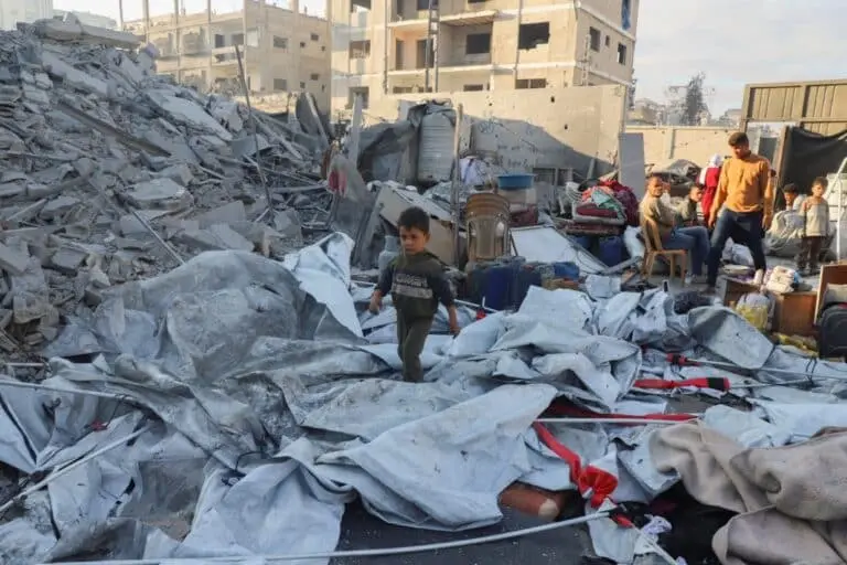 Resquícios de ataque israelense noturno a uma casa na Cidade de Gaza