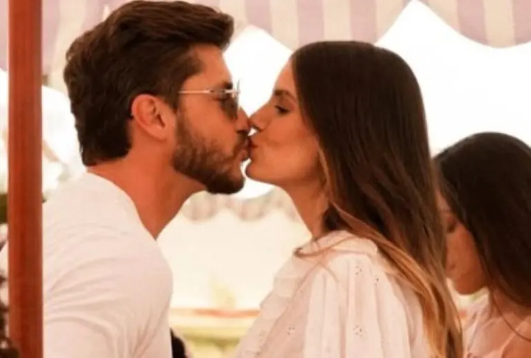 Klebber Toledo e Camila Queiroz