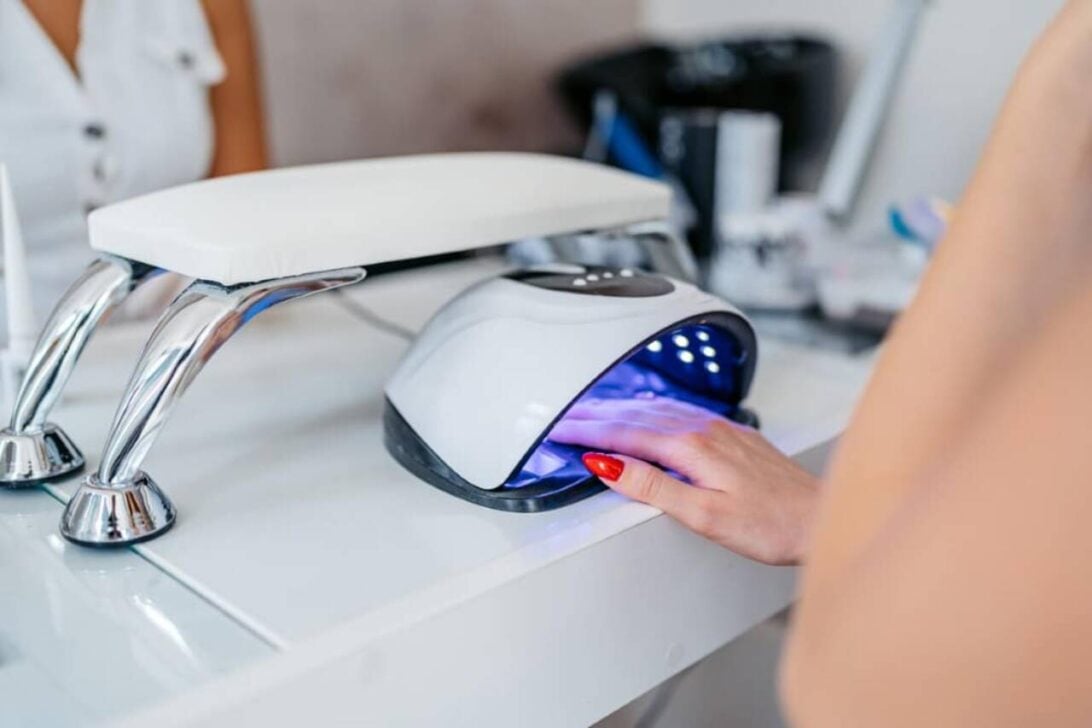 Lâmpada UV, unhas de gel, salão de beleza