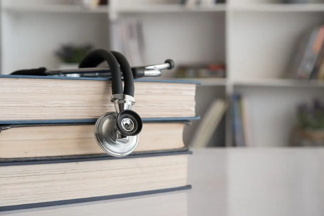 Livros, estetosc&oacute;pio, medicina