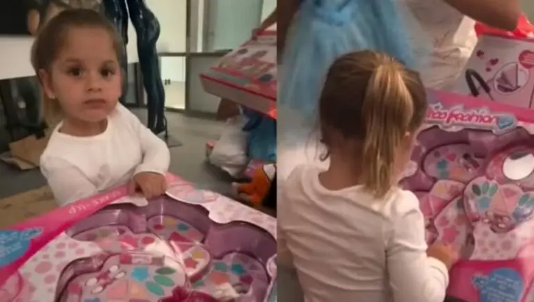 Maria Flor com presente de Vini Jr