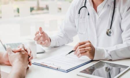 Médico e paciente consulta
