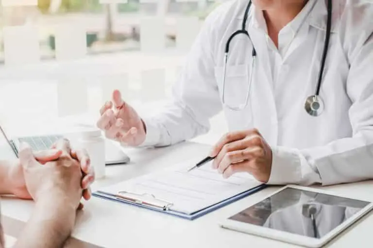 Médico e paciente consulta