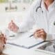 Médico e paciente consulta