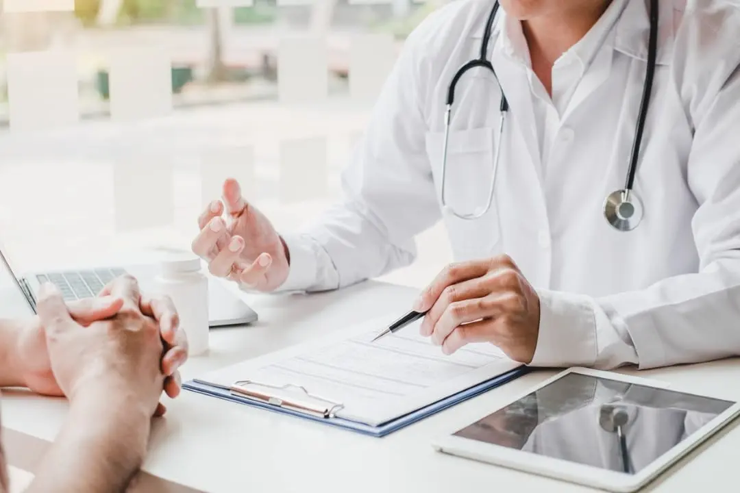 Médico e paciente consulta