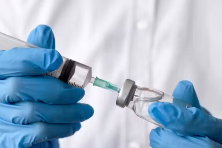 Médico preparando injeção de vacina